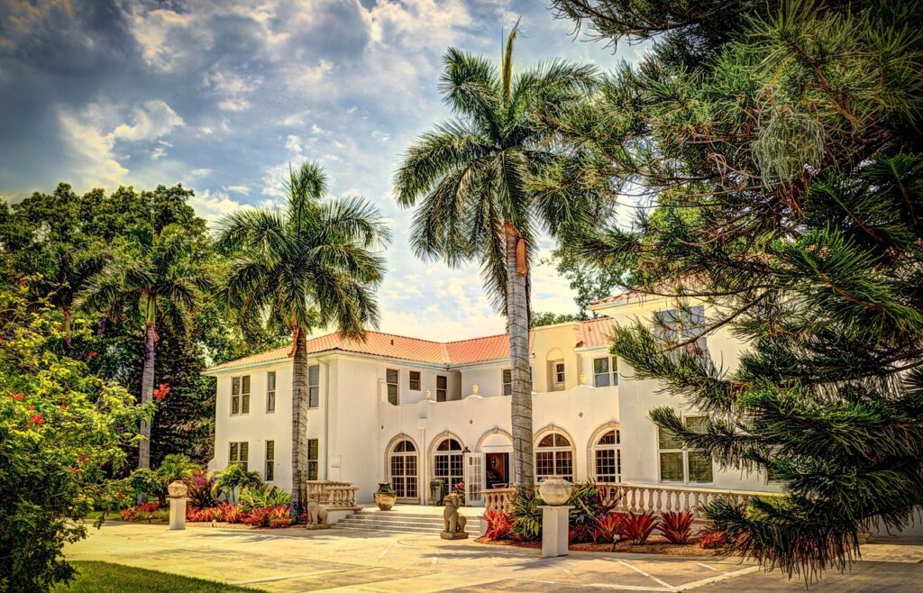Similar to The Westin Tampa Bay, this elegant luxury hotel has a gorgeous front design with palm trees and modern architecture.